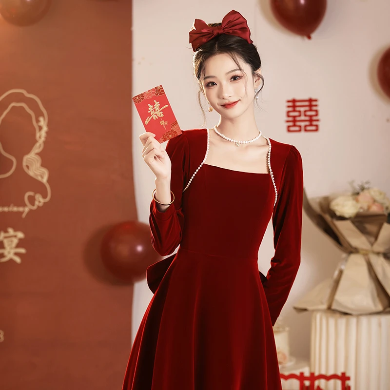 敬酒服新娘春季2024新款酒红色丝绒订婚礼服气质显瘦回门服连衣裙