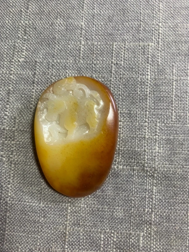 和田玉牛牛挂件。