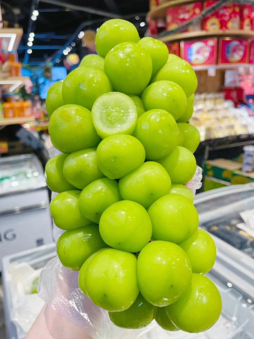 阳光玫瑰约1000g±50g约2斤左右   因配送问题可能会有散串介意者勿拍