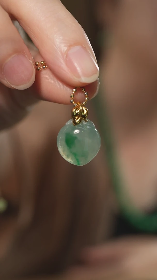 【闪购商品】翡翠吊坠(不含链)18K金镶嵌冰飘绿翡翠桃子吊坠