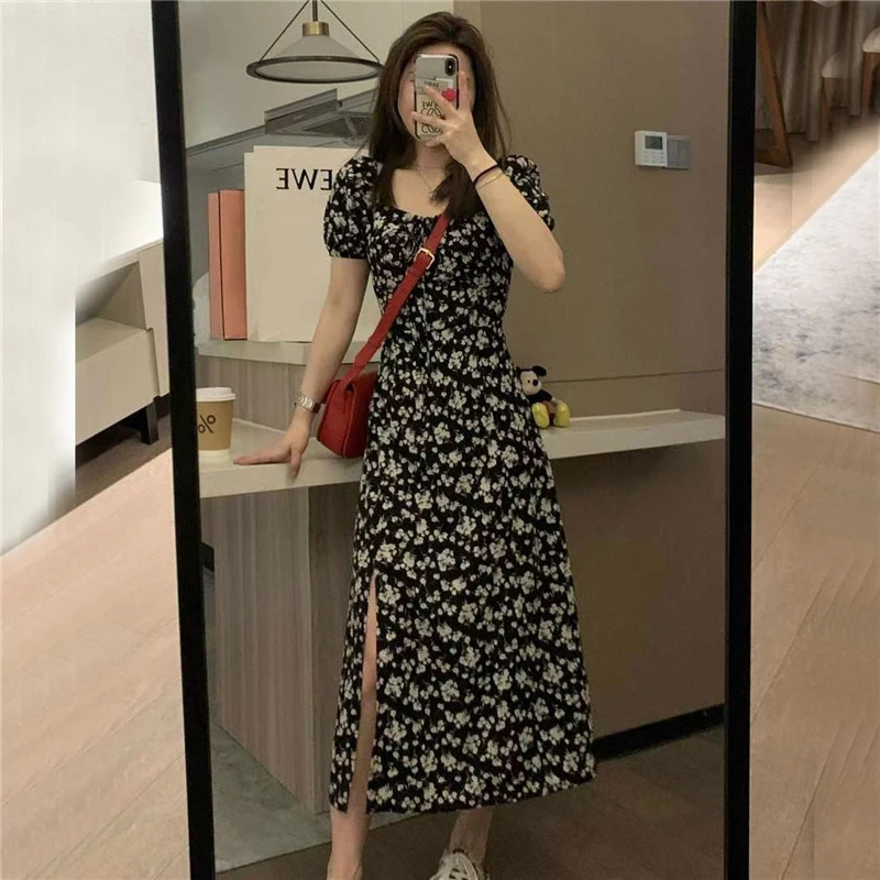 法式方领碎花连衣裙女夏2024新款洋气泡泡袖收腰显瘦开叉长裙