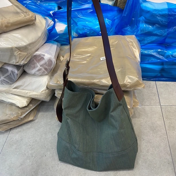 休闲简约布包单肩斜挎休闲大桶包