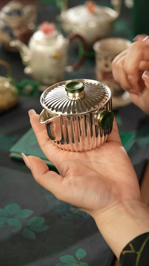 【闪购商品】呆坐【菊瓣纹大漆宝瓶壶