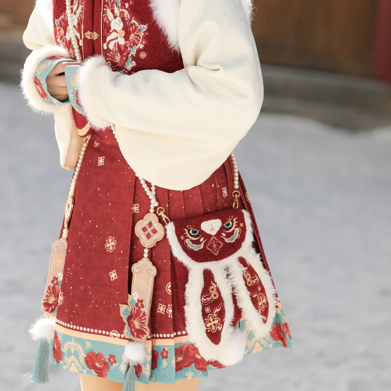 森女部落原创红色新年款氛围感印花马面裙中长半身裙过年拜年搭配