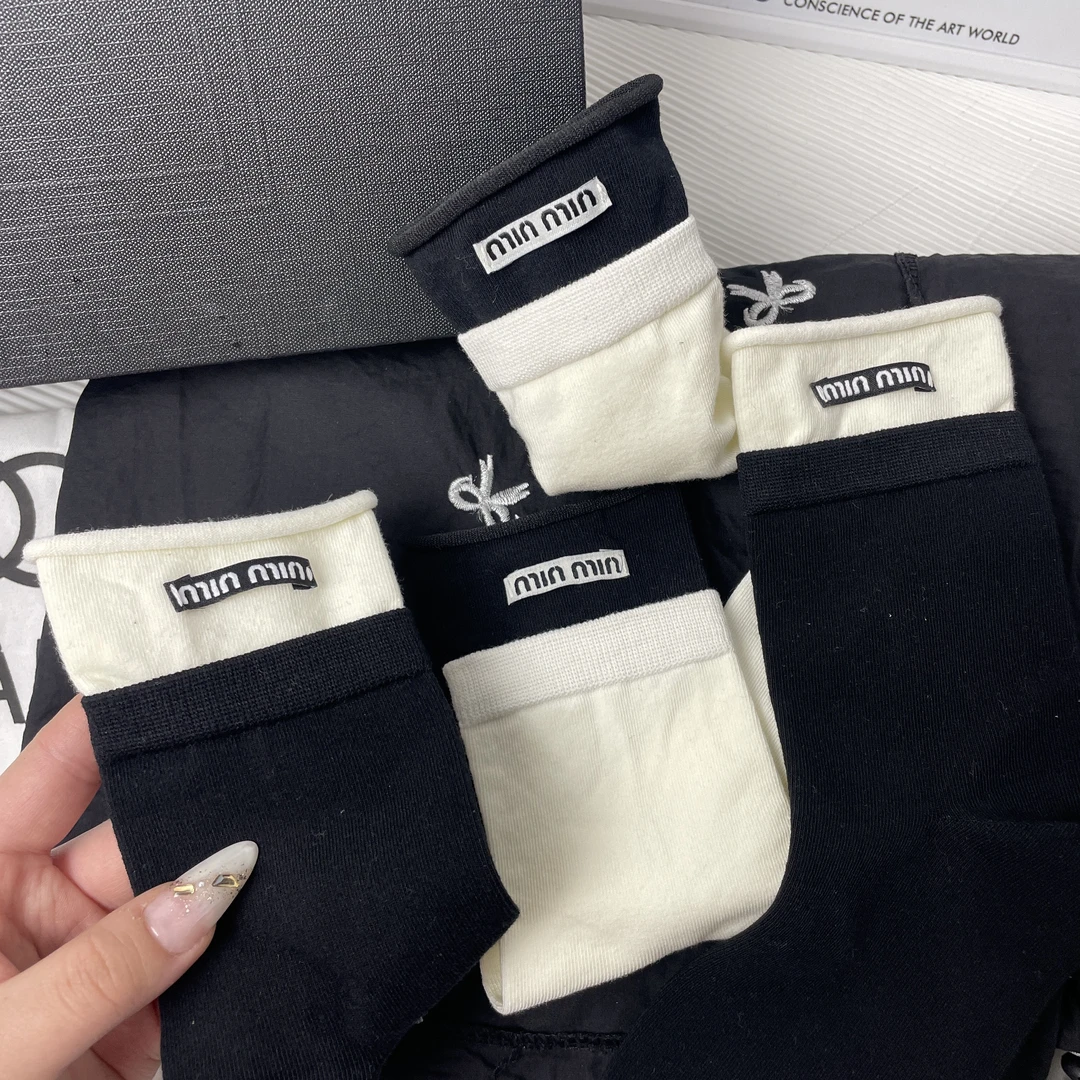 miu风卷边双罗口黑白拼色字母袜子女2025秋冬爆款纯棉中筒堆堆袜