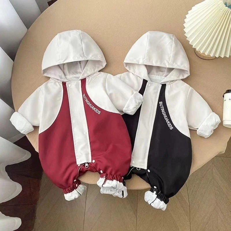 新款春秋季婴幼儿男宝拼接双层连帽字母冲锋衣带帽连体外出服
