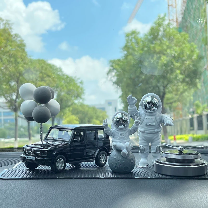 宇航员汽车小摆件高档男车载香薰高级感香水创意太空人车内装饰品