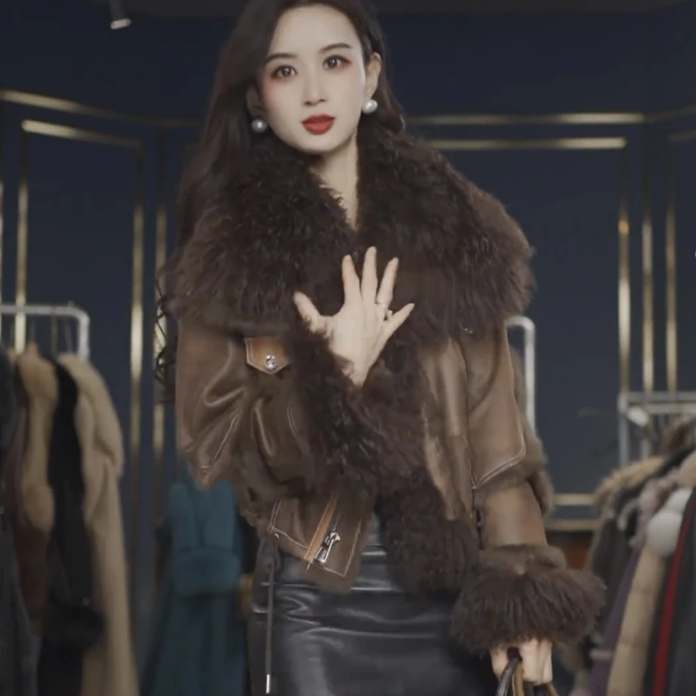 2025年欧货时尚高级感保暖重工短款皮毛一体毛毛拼接夹克式厚外套