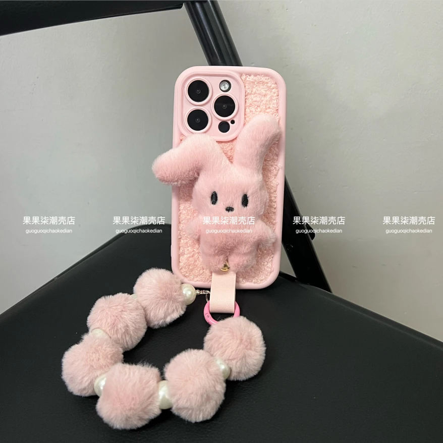 毛绒粉色折耳兔子公仔iPhone14promax手机壳苹果15腕带13女12/11x