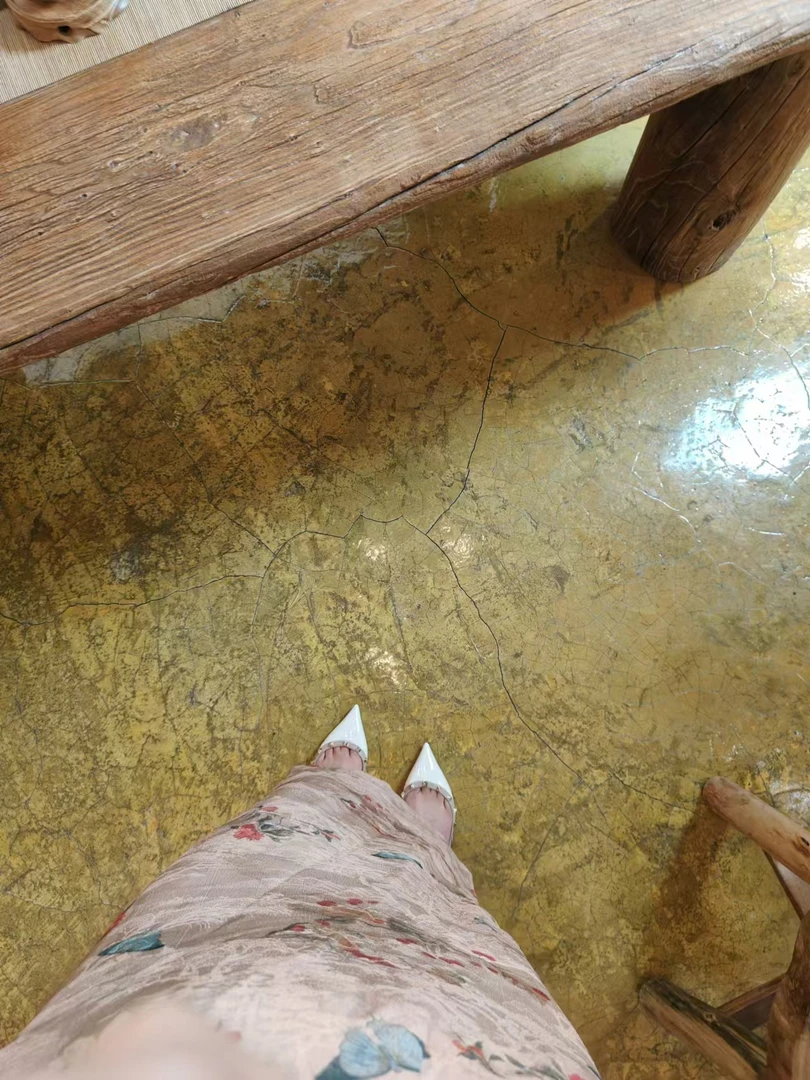 奶白漆皮2024秋季尖头平底鞋女浅口铆钉单鞋网红同款百搭时尚气质