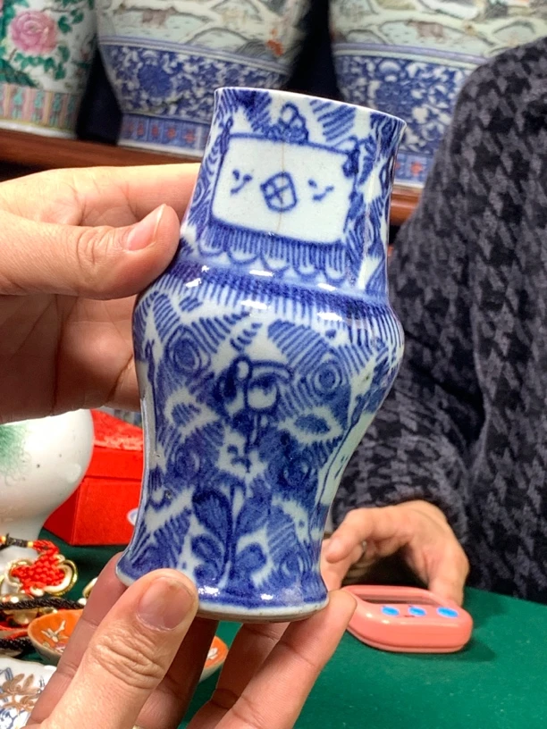 清乾隆青花凤尾尊瓶