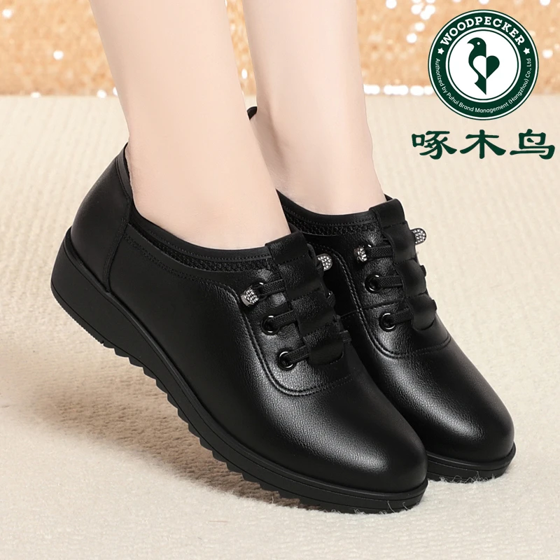 啄木鸟妈妈鞋春秋深口单鞋防滑平底舒适女鞋休闲百搭中年女士皮鞋