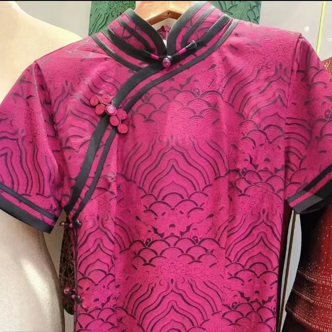 CXJ-火龙果色龙鳞纹侧八扣优雅旗袍