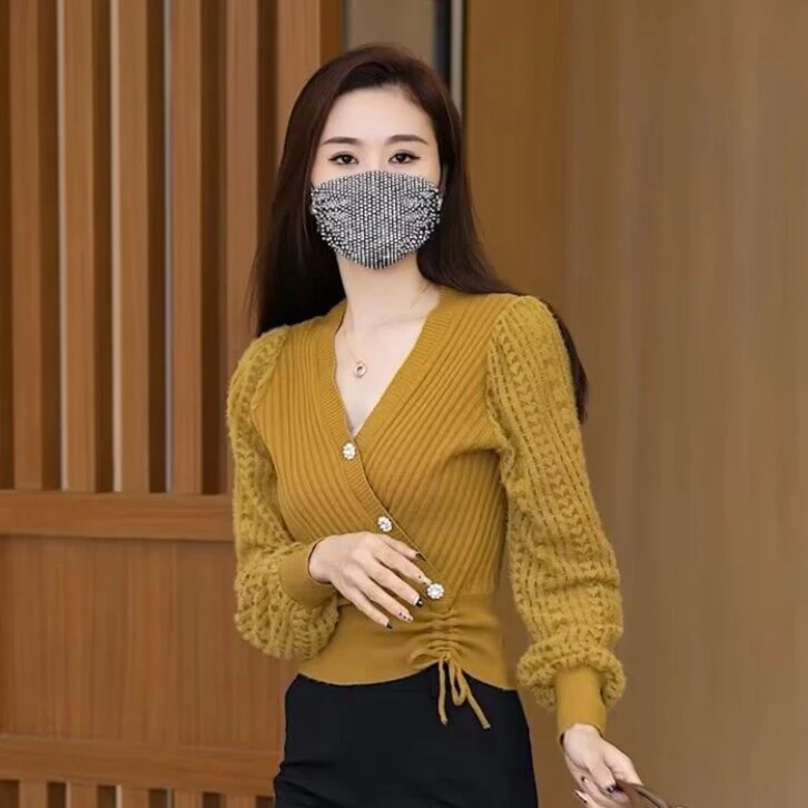 艾格V领时尚打底衫女士气质显瘦百搭上衣秋冬网红长袖针织衫洋气