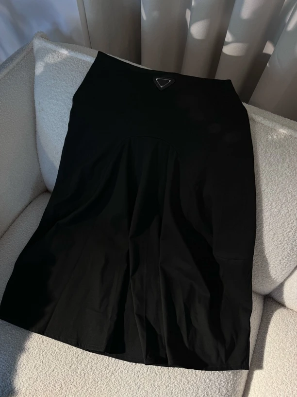 231815黑色休闲半身裙设计师款