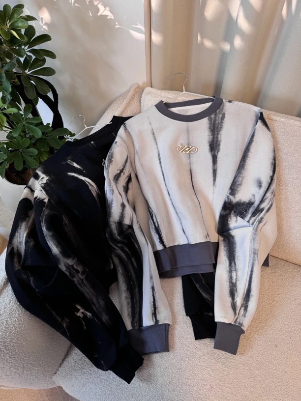 23283秋冬新款渐变晕染铁牌卫衣