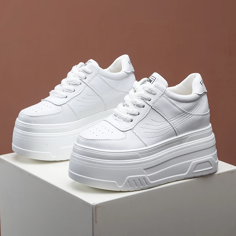 隐形增高10cm小白鞋女2024秋季新款爆款小个子显瘦厚底12cm休闲鞋