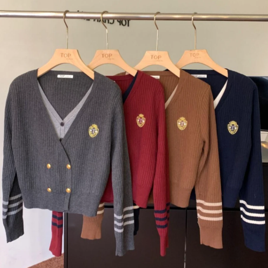 韩系刺绣双排扣V领学院风针织开衫女2024秋冬季新款减龄百搭上衣