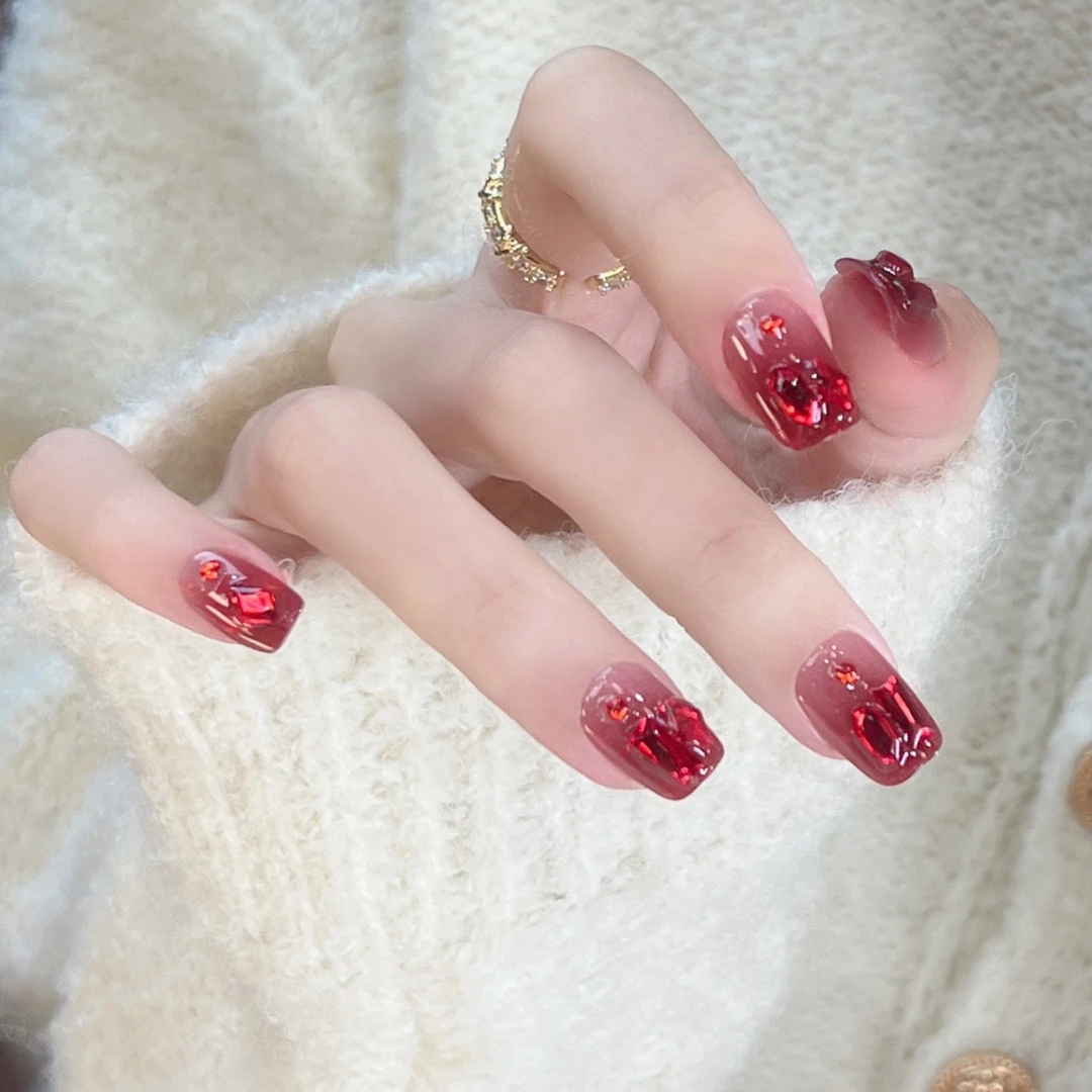 红宝石短款穿戴甲碎钻渐变气质高级感显白复古美甲贴片