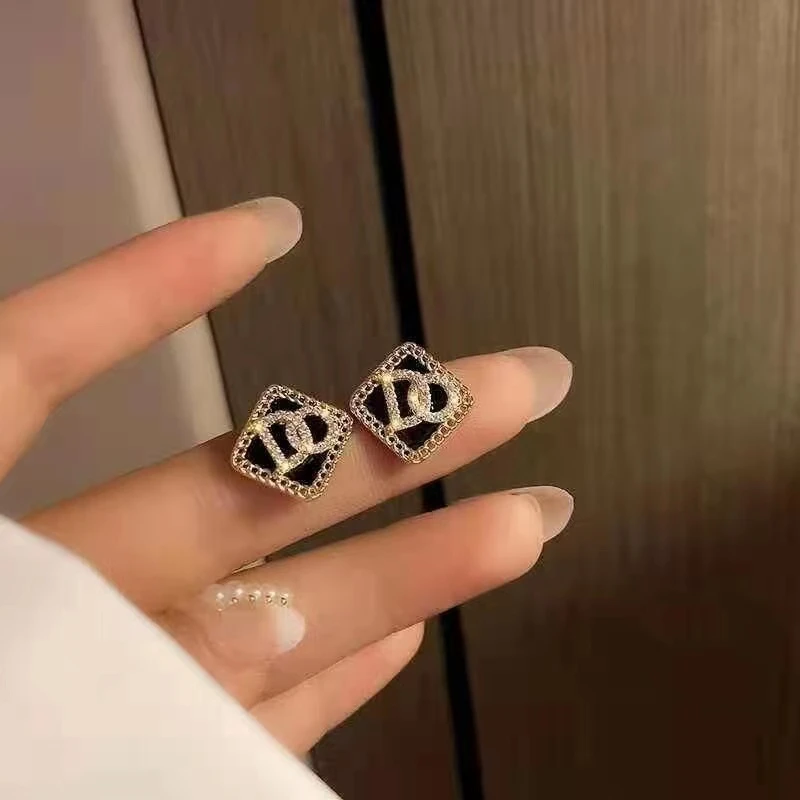 铜合金耳饰 轻奢黑色字母气质小巧百搭简约耳饰S76