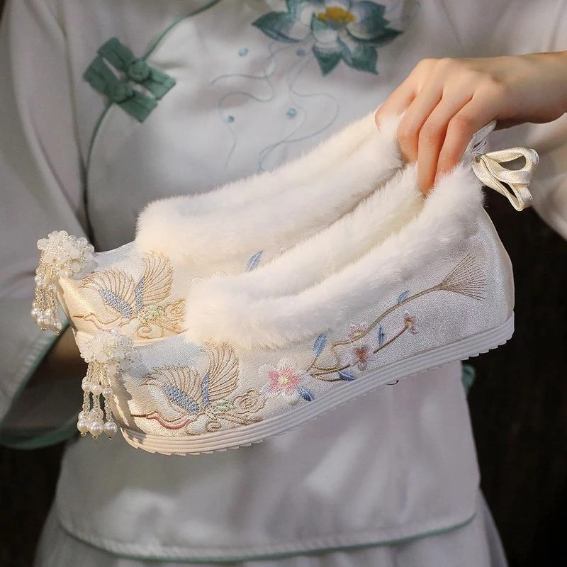 汉服鞋子女冬季加绒古风绣花鞋内增高明制搭配汉服古装老北京布鞋