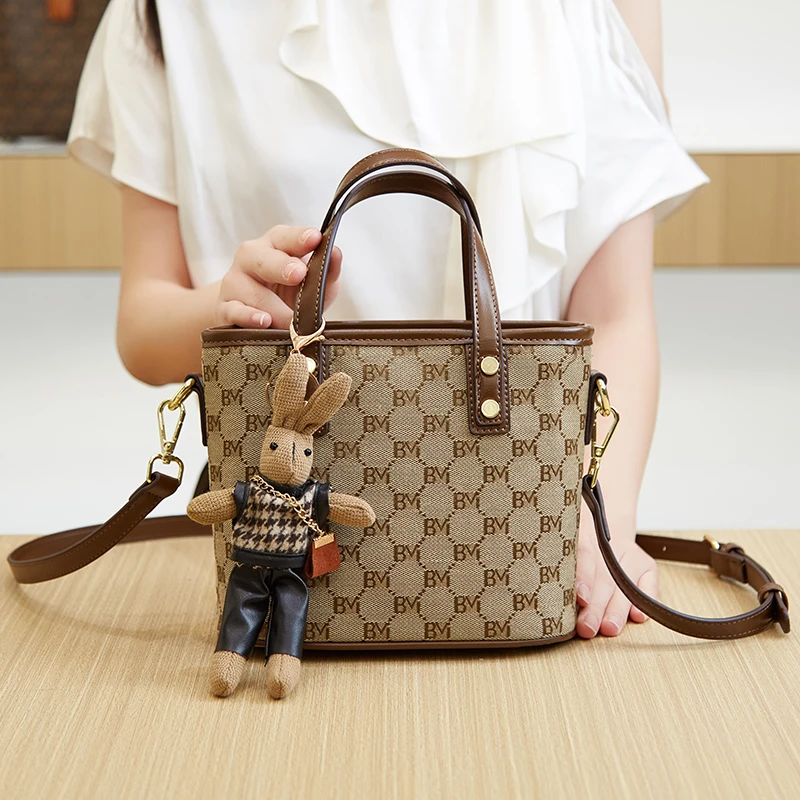 洋气小包包女士2025新款水桶包网红爆款轻奢手提包复古印花单肩包