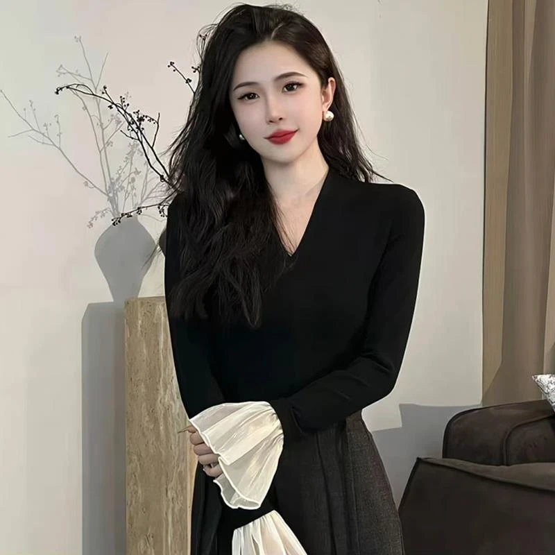 时尚高级感V领纯色百搭长袖T恤女秋季新款修身显瘦拼接喇叭袖上衣