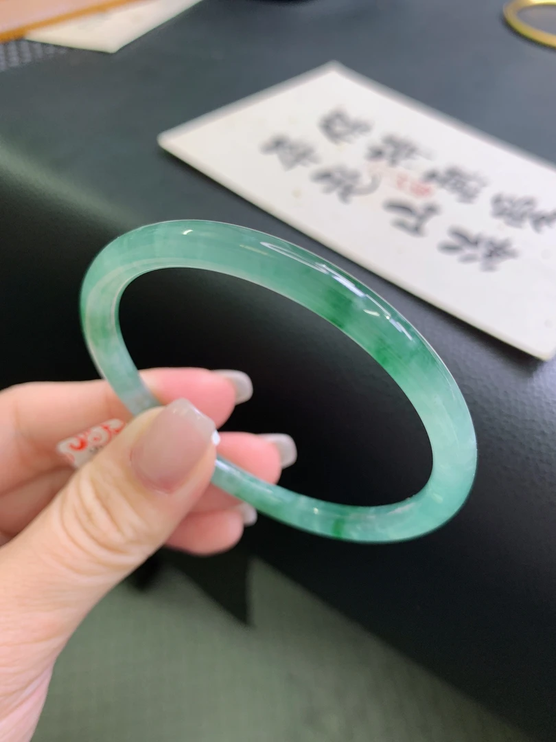 天然翡翠A货冰种飘阳绿54-55圈圆条叮当镯花色灵动上手高级无纹裂