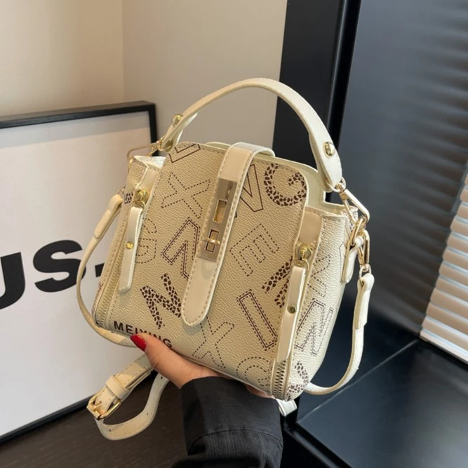 今年流行超火小众设计包包女2023新款高级感时尚斜挎包百搭水桶包