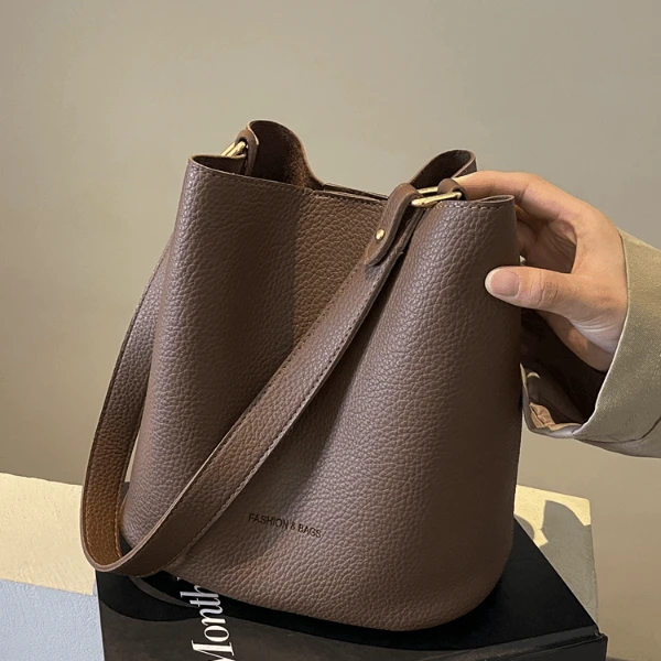 今年流行包包水桶包女2024新款秋冬通勤单肩腋下包复古百搭斜挎包