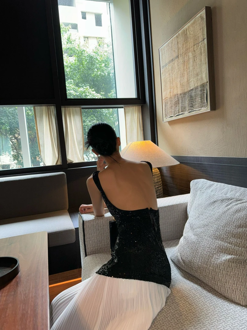 HEYI【夏日圆舞曲】璀璨重工黑色亮片露背背心拼接白色褶皱连衣裙