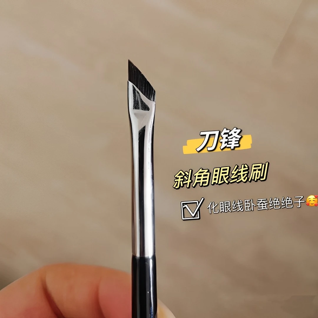 巨巨巨好用_斜角刀锋眼线刷扁平镰刀眼睑下至眼部卧蚕细节化妆刷~