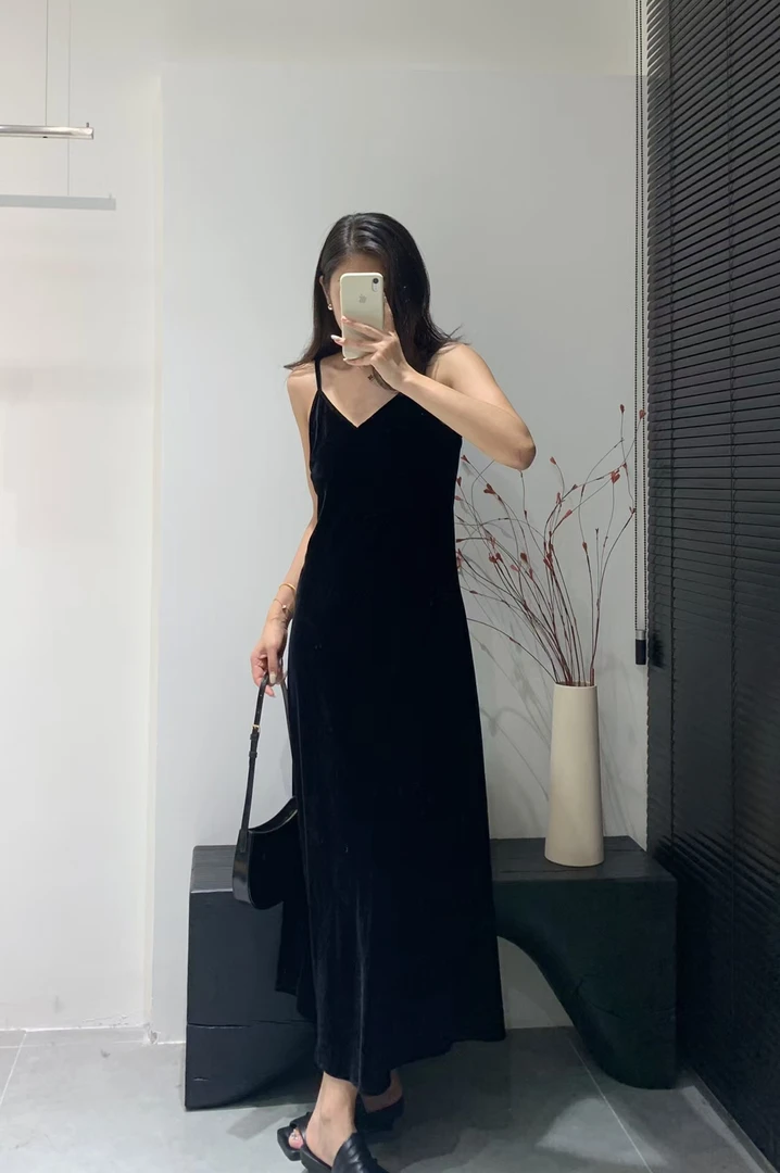 艾家同款秋季新款气质丝绒吊带连衣裙女装时尚小黑裙子9061