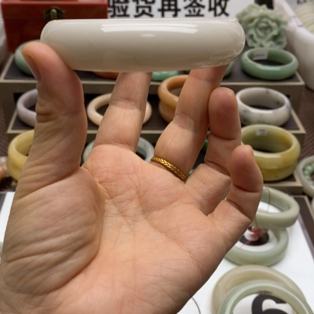 【闪购商品】石英质玉手镯未镶嵌四****机67