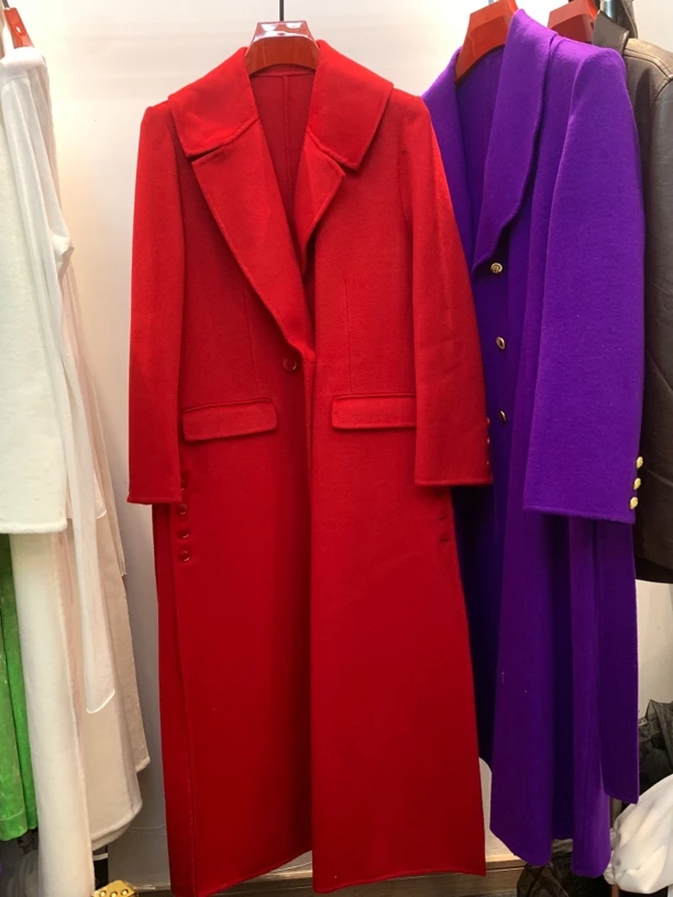 大红色v领设计款大衣