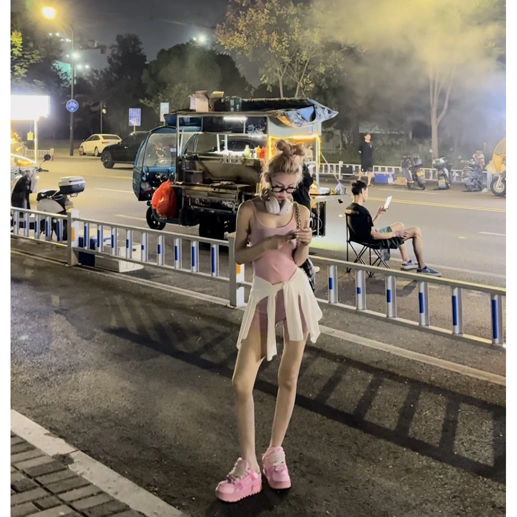 大露背吊带连体短裤