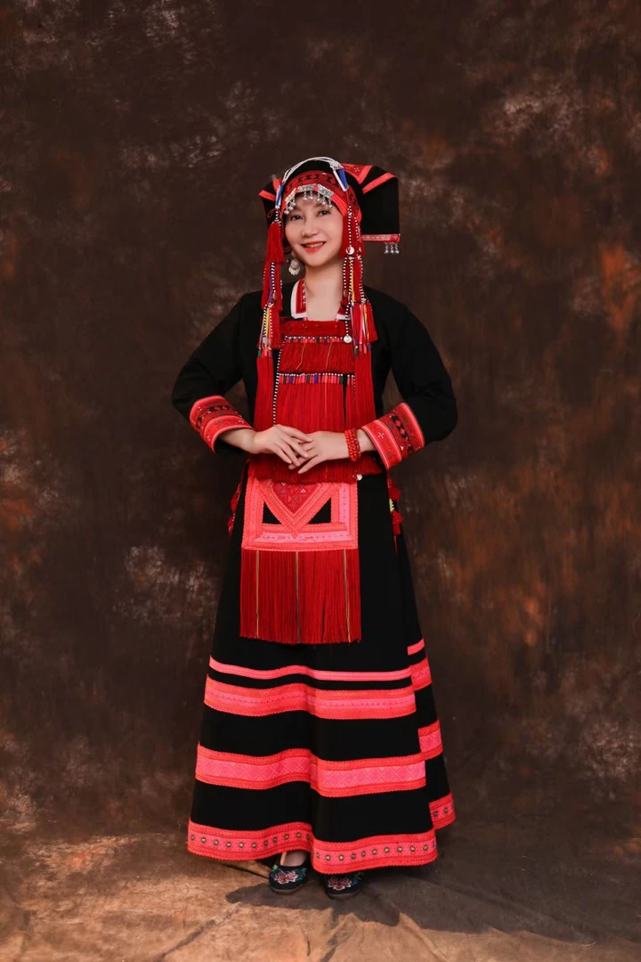 需定制蓝甸瑶民族服饰一套