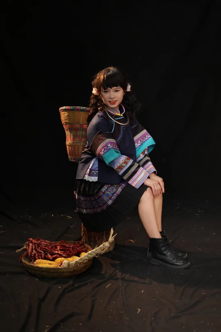 广西西林黑衣壮，短袖