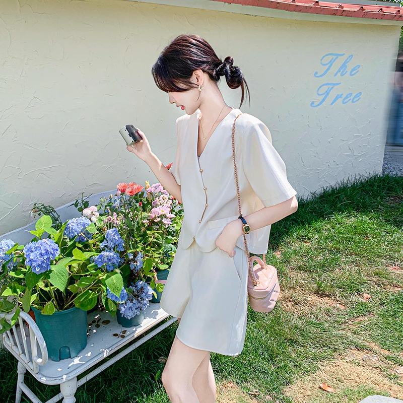 简约气质穿搭一整套女2025夏季新款高级感白色西装上衣短裤两件套