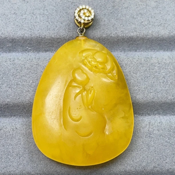 鸡油黄瑕疵蜜蜡悟道吊坠，42×34×12（902号）