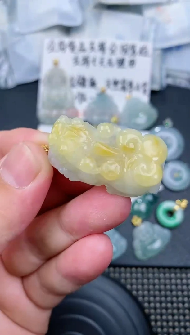 【闪购商品】翡翠颈饰18K金镶嵌翡翠貔貅 赠皮绳