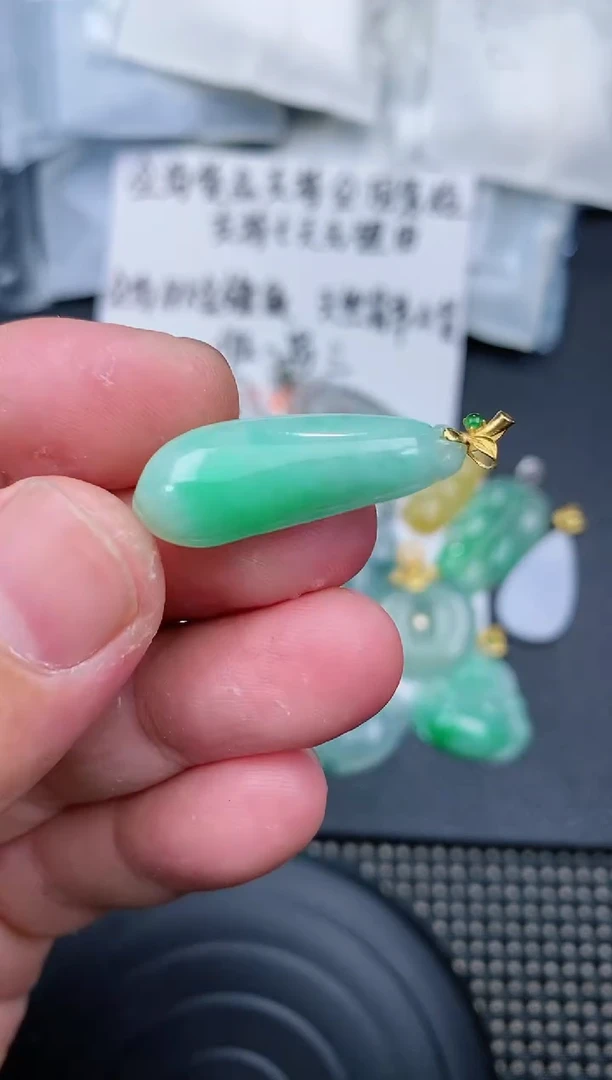 【闪购商品】翡翠颈饰18K金镶嵌翡翠福瓜 赠皮绳