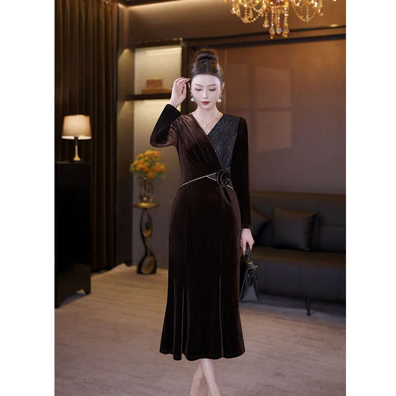 连衣裙2024新款女秋冬气质高档修身咖啡色金丝绒裙子高级感92088