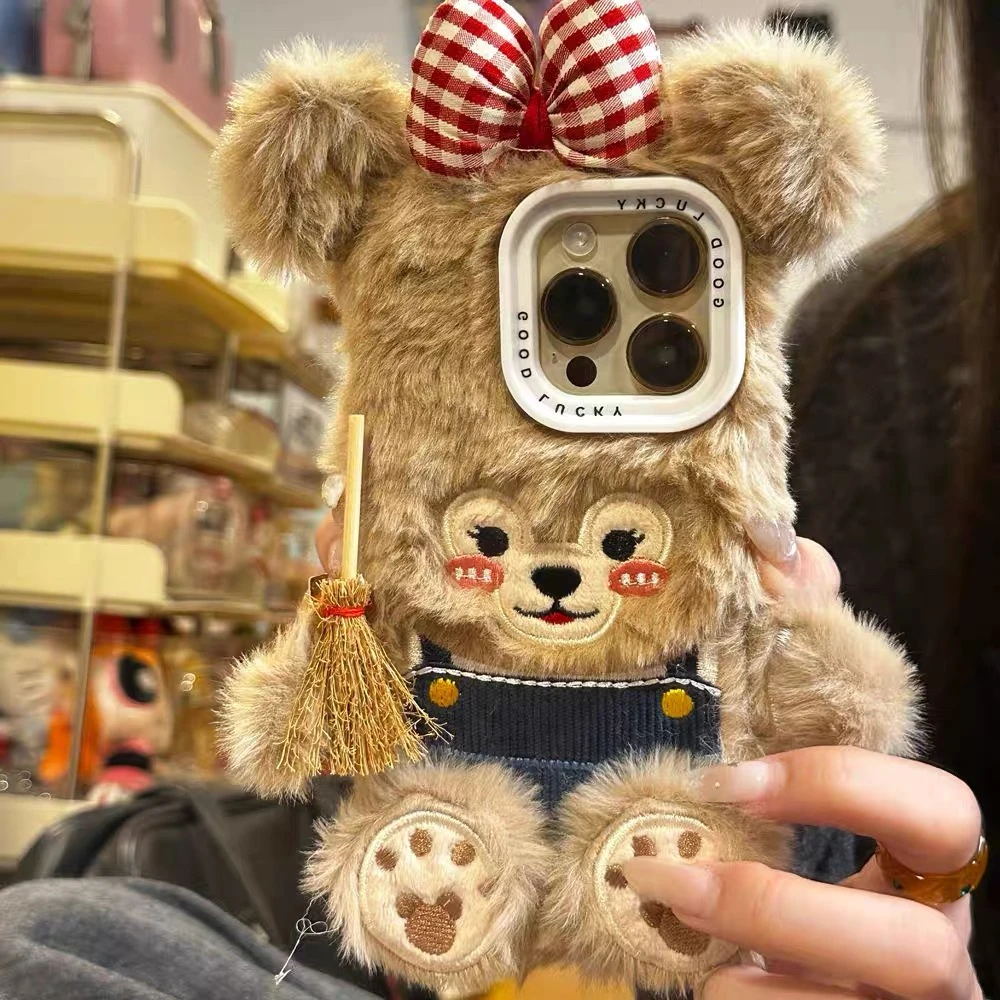可爱毛绒达菲熊拿扫帚适用iphone16promax苹果15pro手机壳14/1316