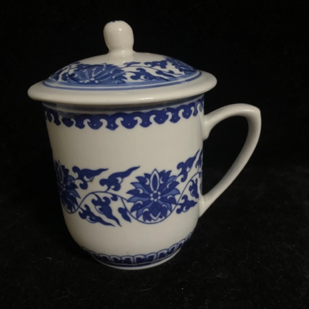 景德镇市东风瓷厂生产的茶杯