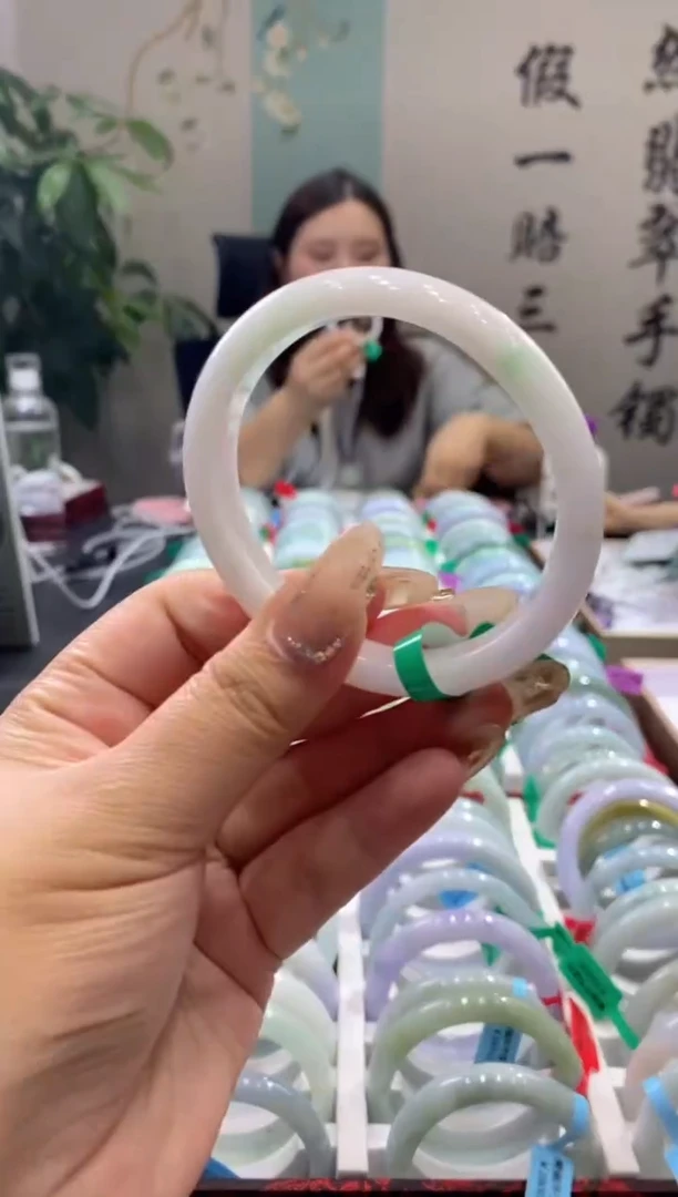 【闪购商品】翡翠手镯未镶嵌多人08284