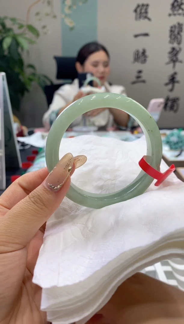 【闪购商品】翡翠手镯未镶嵌多人09401