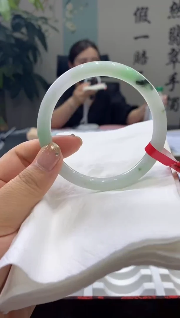 【闪购商品】翡翠手镯未镶嵌多人05597