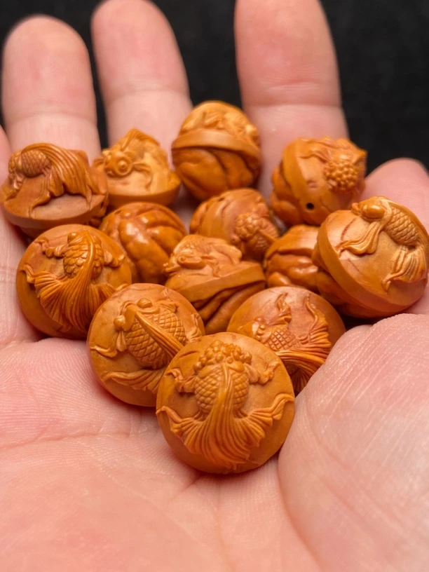 大尺寸天然姜黄皮龙纹桃核金鱼金玉满堂手串