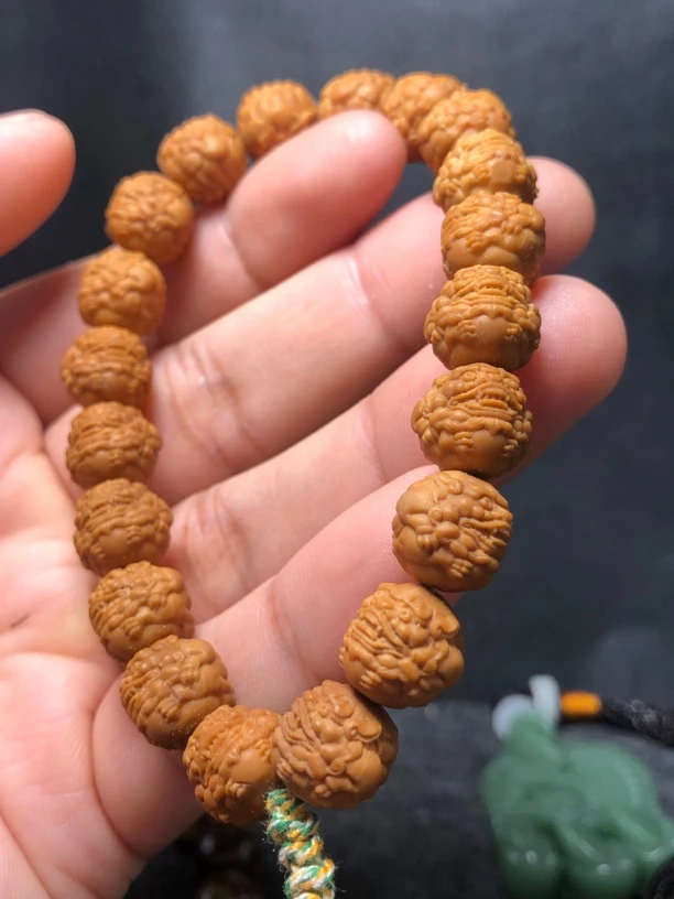 精品猴头核桃雕刻唐狮手串